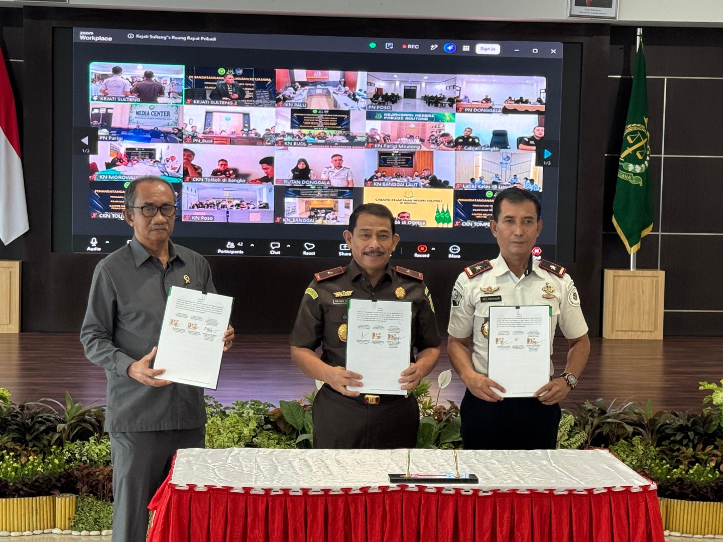 Pengadilan Tinggi Sulawesi Tengah, Kejaksaan Tinggi Sulawesi Tengah Dan Kantor Wilayah Direktorat Jenderal Permasyarakatan Sulawesi Tengah Sepakati Persidangan Secara Elektronik...